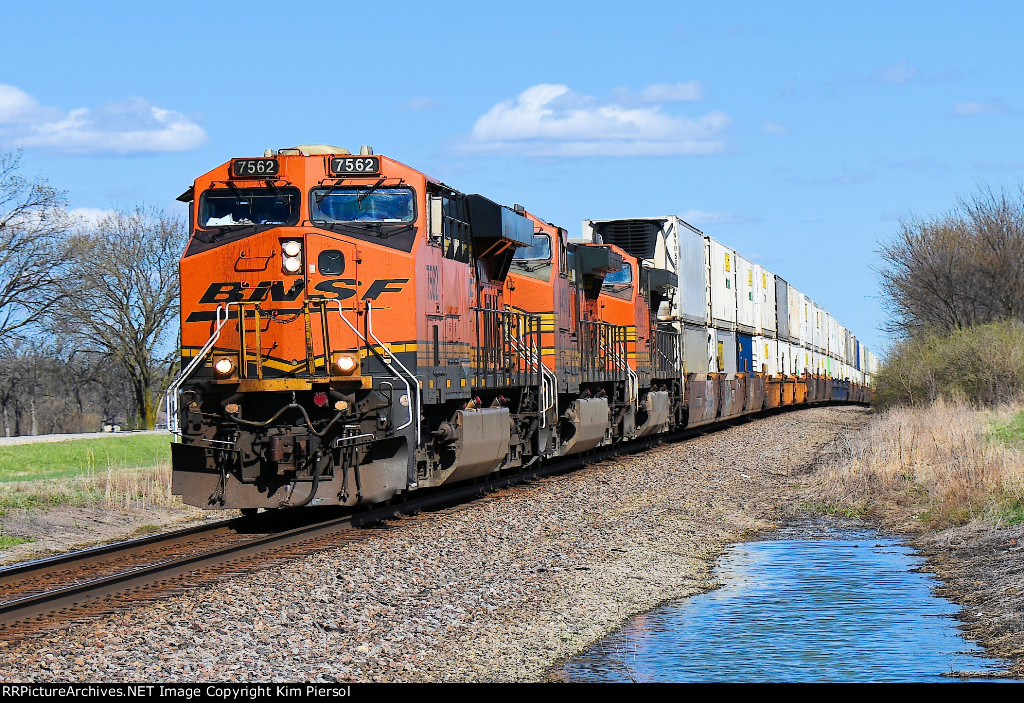 BNSF 7562